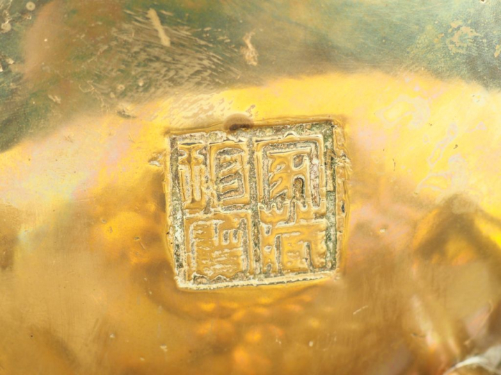 Brule parfum tripode en bronze avec son socle décor de grappes de rais