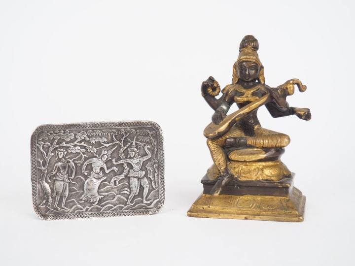 Boite en argent repoussé Siam et une statuette "musicienne"  Inde  Lar