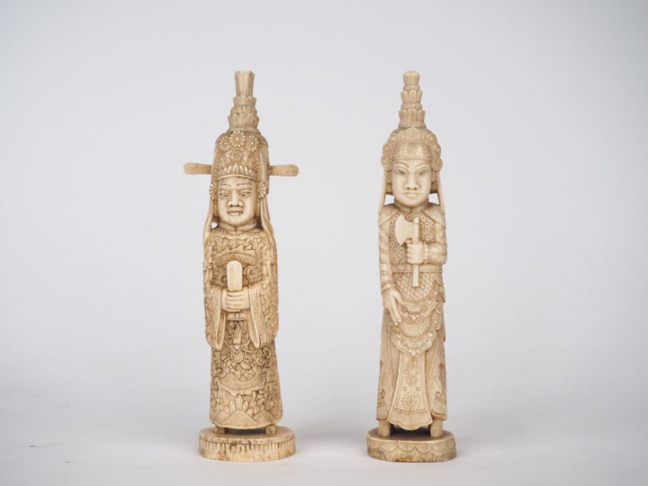 2 statuettes en ivoire représentant des gardiens  Indochine vers 1930 