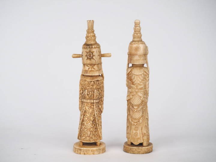 2 statuettes en ivoire représentant des gardiens  Indochine vers 1930 