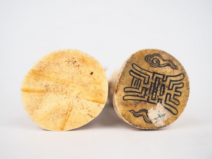 2 statuettes en ivoire représentant des gardiens  Indochine vers 1930 