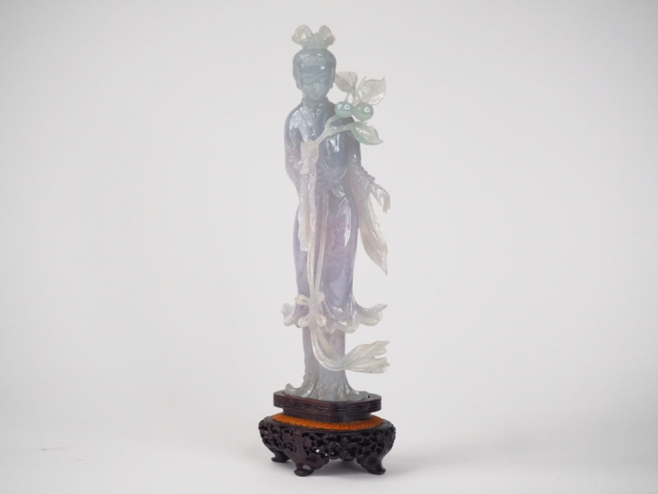 Belle statuette en jadéïte de Birmanie translucide représentant une dé