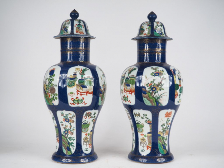 Paire de potiches couvertes en porcelaine et émaux de la famille verte