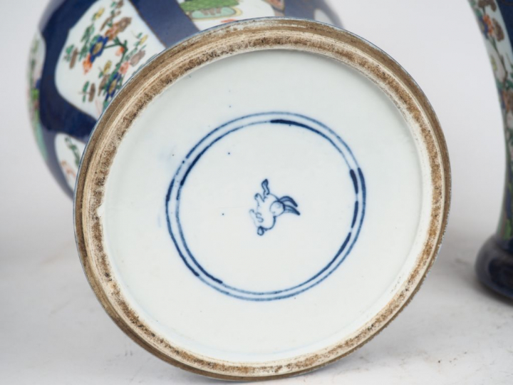 Paire de potiches couvertes en porcelaine et émaux de la famille verte