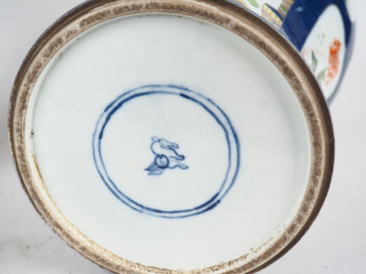Paire de potiches couvertes en porcelaine et émaux de la famille verte