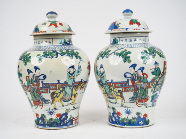 Paire de potiches couvertes en porcelaine et émaux type Wucai, décor d