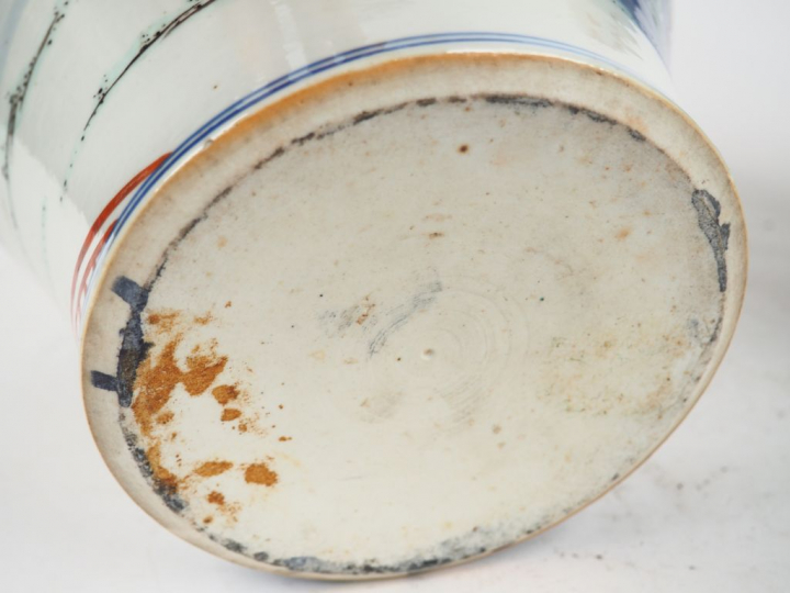 Paire de potiches couvertes en porcelaine et émaux type Wucai, décor d