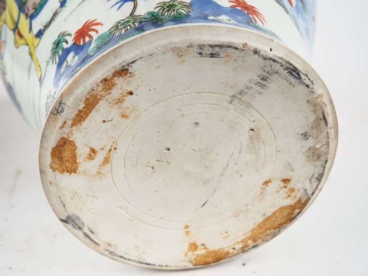 Paire de potiches couvertes en porcelaine et émaux type Wucai, décor d