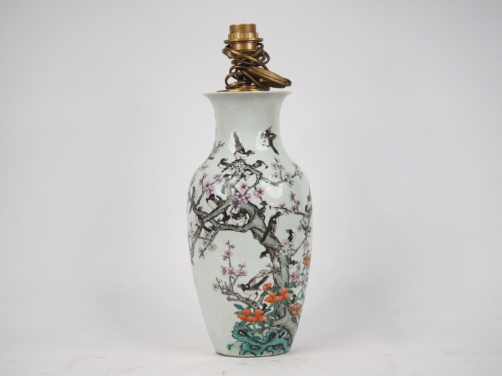 Vase balustre en porcelaine et émaux, famille rose, à décor de colonie