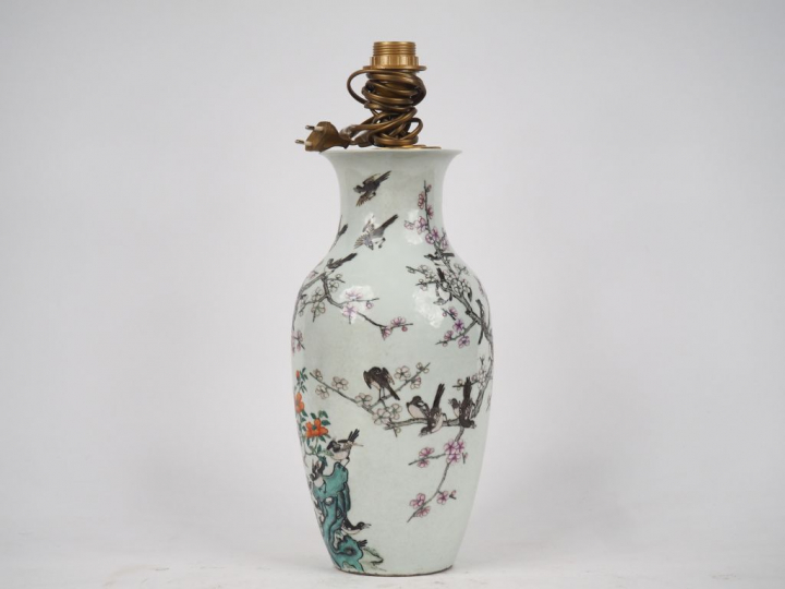 Vase balustre en porcelaine et émaux, famille rose, à décor de colonie