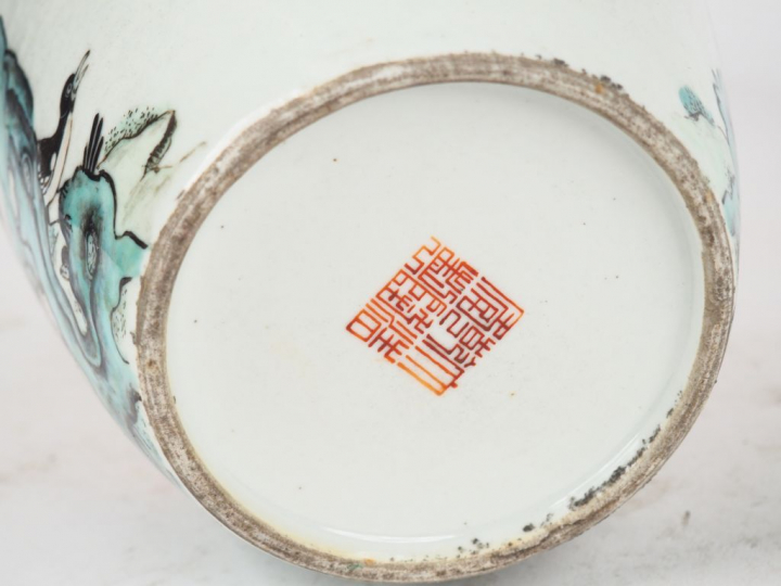 Vase balustre en porcelaine et émaux, famille rose, à décor de colonie