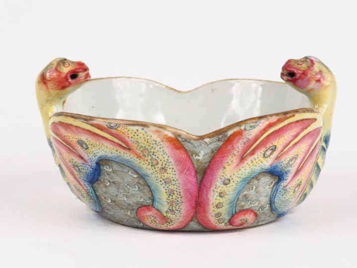 Coupe en porcelaine prenant la forme d'un double papillon émaux famill