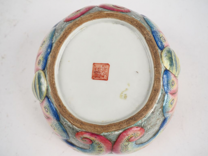 Coupe en porcelaine prenant la forme d'un double papillon émaux famill