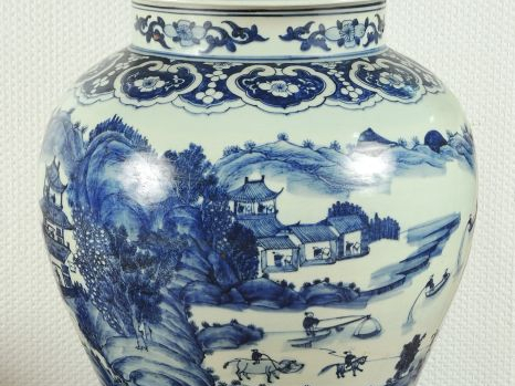 Importante potiche couverte en porcelaine à décor de personnages  Chin