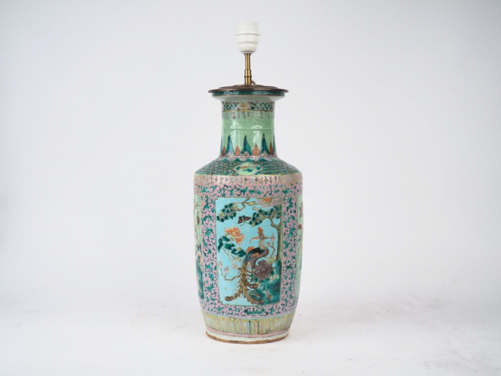 Vase rouleau en porcelaine et émaux famille rose sur un fond vert et t