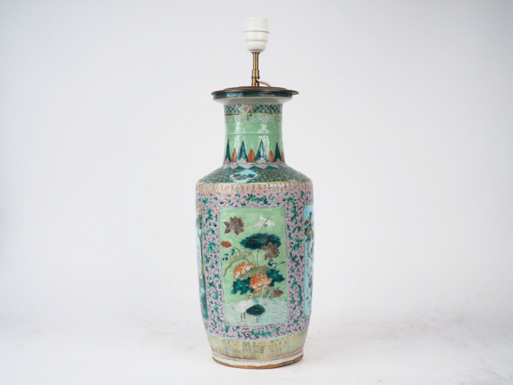 Vase rouleau en porcelaine et émaux famille rose sur un fond vert et t