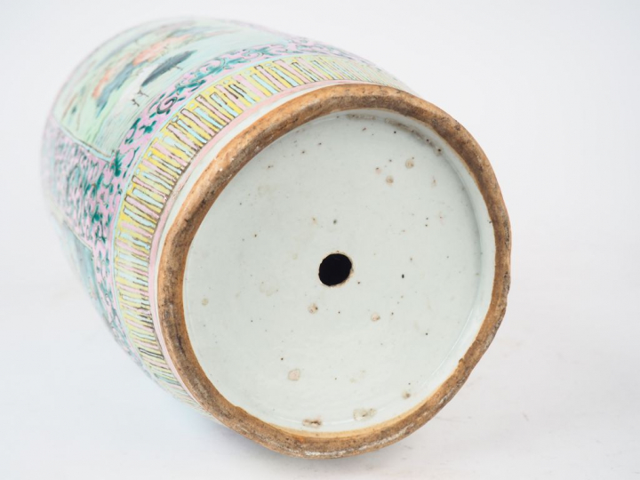 Vase rouleau en porcelaine et émaux famille rose sur un fond vert et t