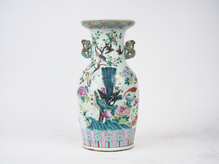 Vase balustre en porcelaine et émaux famille rose, décor d'oiseaux de 