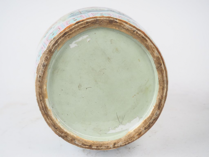 Vase balustre en porcelaine et émaux famille rose, décor d'oiseaux de 