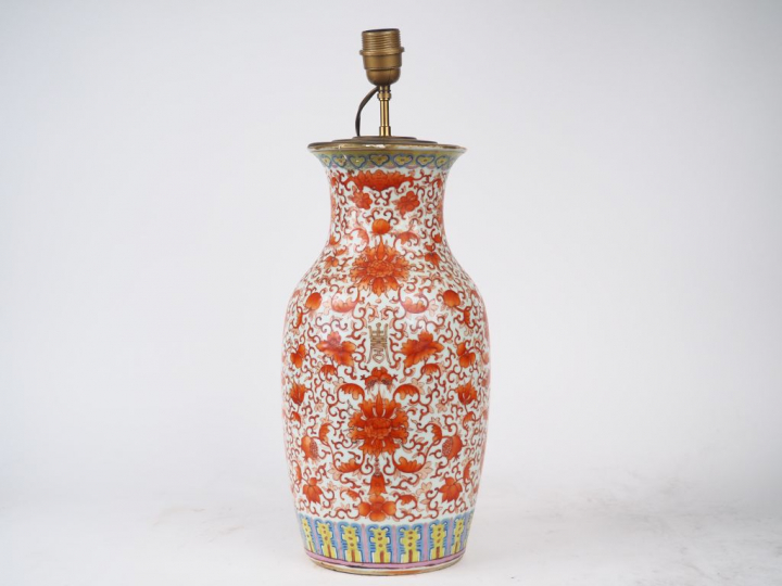Vase en porcelaine émaillée, décor corail de fleurs de lotus, de rince