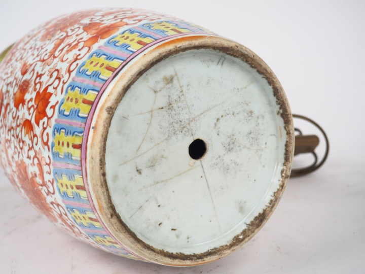 Vase en porcelaine émaillée, décor corail de fleurs de lotus, de rince