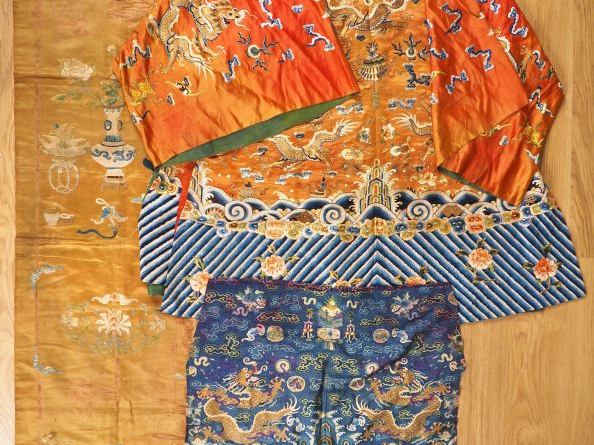 Lot comprenant :  - Robe chinoise fin du XIXème en soie et lin brodé s