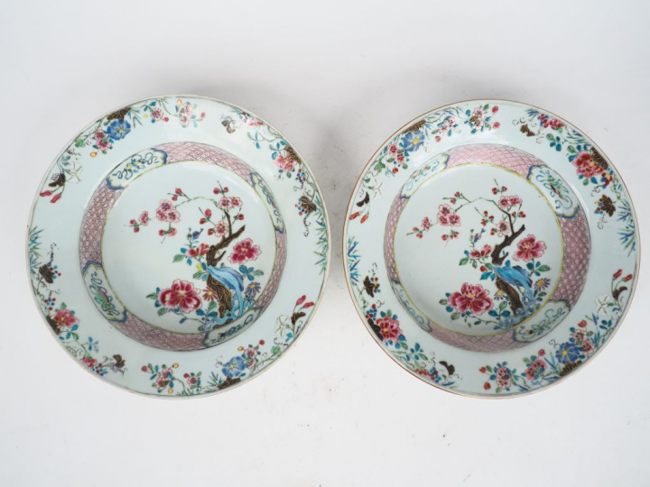 Paire de bassins en porcelaine émaux famille rose finement décorés d'u