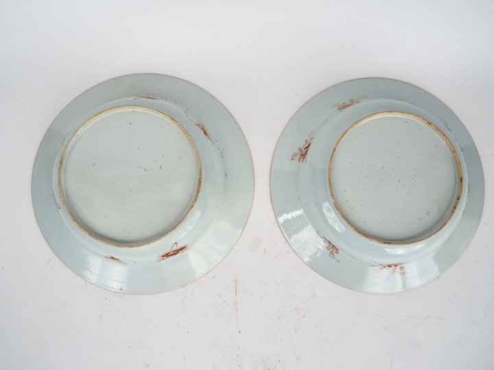 Paire de bassins en porcelaine émaux famille rose finement décorés d'u