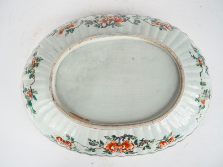Plat creux à godrons en porcelaine de Chine XVIIIème XIXème famille ve