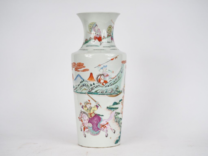 Vase en porcelaine et émaux famille rose décor de cavaliers, de joutes