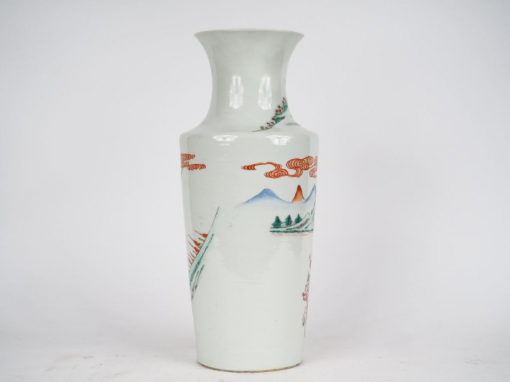 Vase en porcelaine et émaux famille rose décor de cavaliers, de joutes