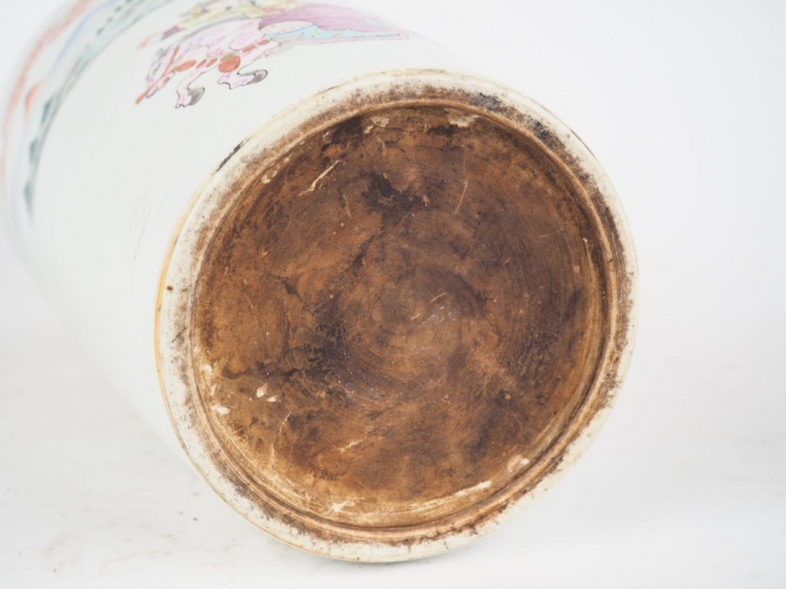 Vase en porcelaine et émaux famille rose décor de cavaliers, de joutes