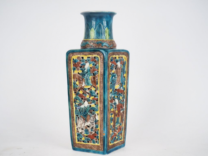 Vase quadrangulaire en porcelaine et émaux polychromes décor réticulé 