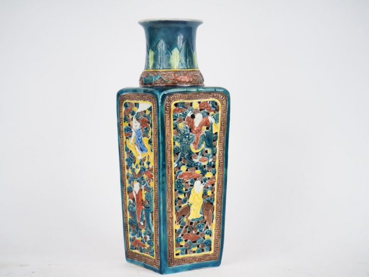 Vase quadrangulaire en porcelaine et émaux polychromes décor réticulé 
