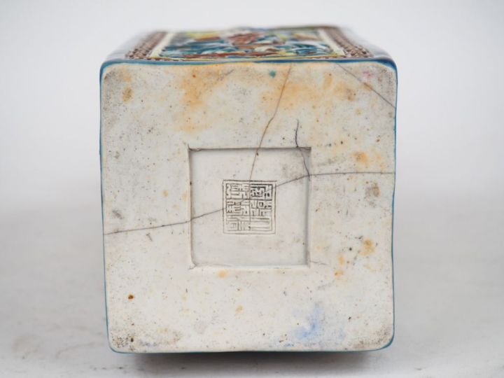 Vase quadrangulaire en porcelaine et émaux polychromes décor réticulé 