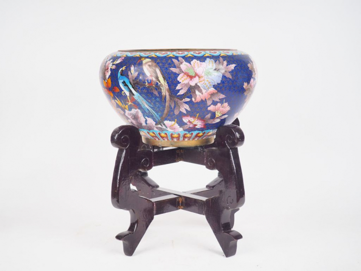 Bassin en émaux cloisonnés sur cuivre, décor polychrome d'oiseaux foha