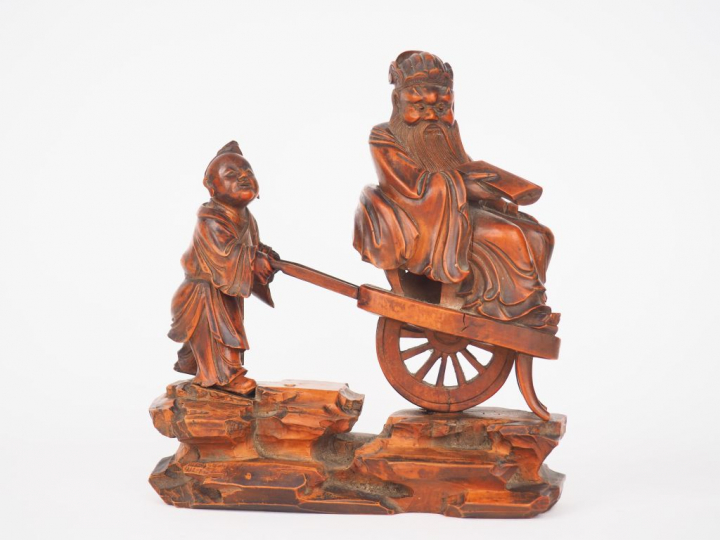 Groupe en bois "dignitaire sur une cariole poussée par un enfant" Chin