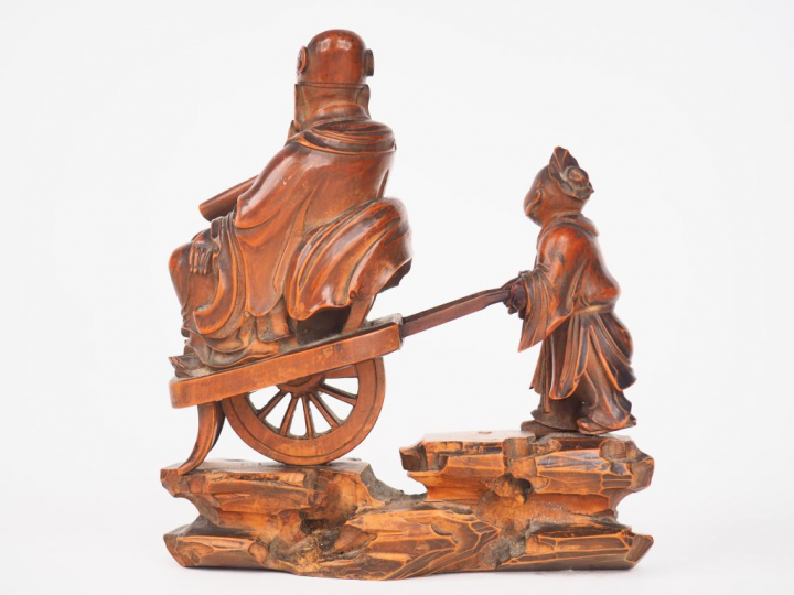 Groupe en bois "dignitaire sur une cariole poussée par un enfant" Chin