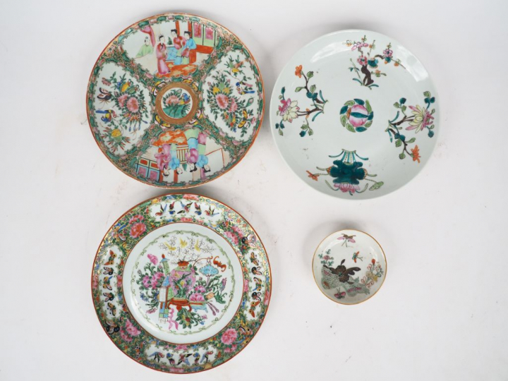 Ensemble comprenant deux grandes assiettes en Canton, une coupe en por