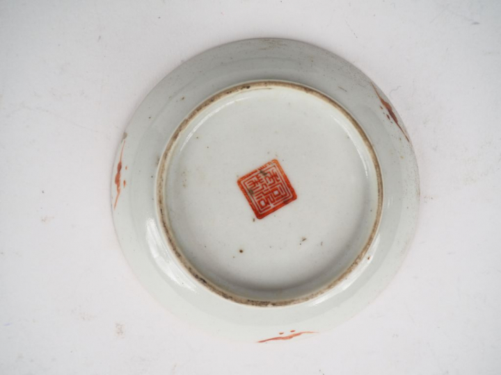 Ensemble comprenant deux grandes assiettes en Canton, une coupe en por