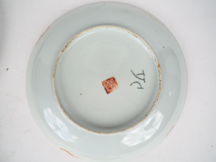 Ensemble comprenant deux grandes assiettes en Canton, une coupe en por