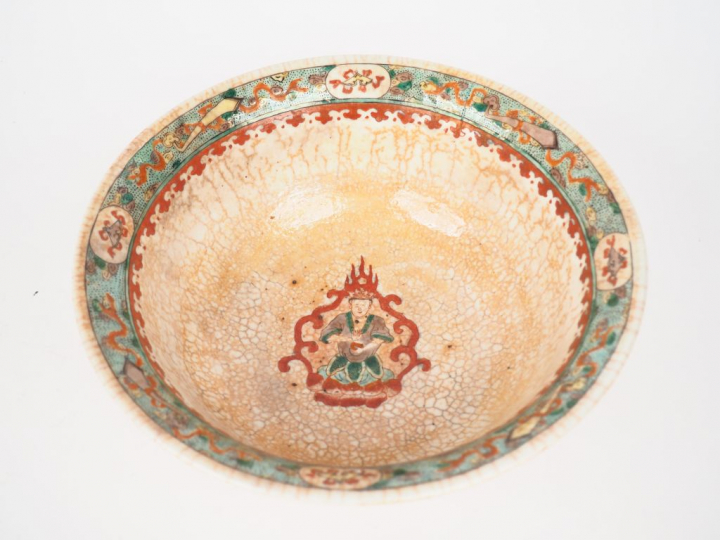 Une coupe en porcelaine de Nankin décor de divinité bouddhique 1900 Di