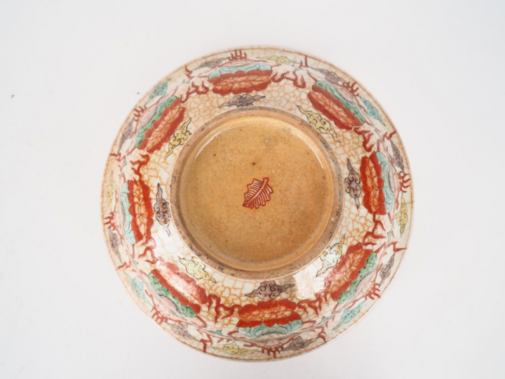 Une coupe en porcelaine de Nankin décor de divinité bouddhique 1900 Di