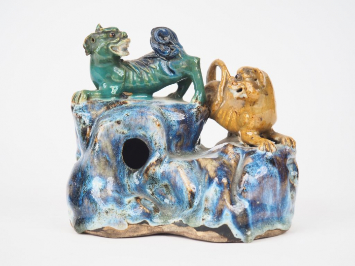 Groupe XIXème en grès polychrome de Chine "deux chiens de fo sur un ro