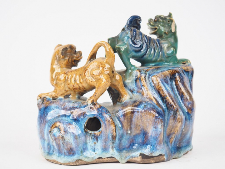 Groupe XIXème en grès polychrome de Chine "deux chiens de fo sur un ro
