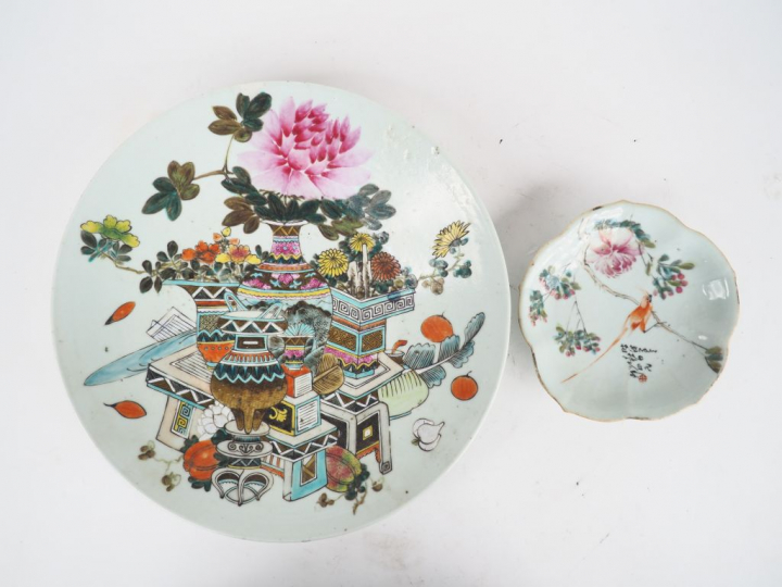 Lot comprenant un plat en porcelaine famille rose décor d'objets mobil