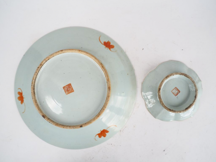 Lot comprenant un plat en porcelaine famille rose décor d'objets mobil