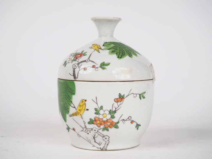 Petit bouillon couvert en porcelaine et émaux famille rose à décor d'o