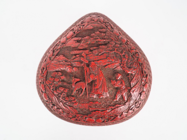 Boite couverte reprenant la forme d'une pêche de longévité en laque de