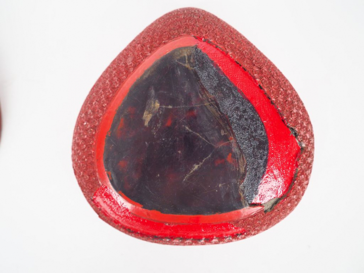 Boite couverte reprenant la forme d'une pêche de longévité en laque de